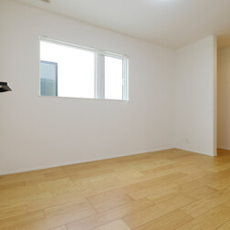 寝室は、落ち着いた空間となるようシンプルに。2帖あるウォークインクローゼットは家族のものがすっきりとまとまります。