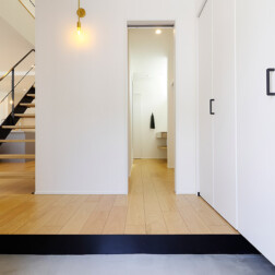 玄関ホールから正面の動線は「ただいま動線」。クローゼットで荷物を置いて、洗面所で手を洗えます。来客時には、扉を閉めてプライベート空間を守れるようになっています。