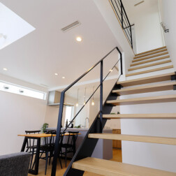 スケルトン階段とアイアンの手摺がおしゃれ。スケルトンにすることで階段の圧迫感もなく開放的になりました。