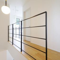 2階の廊下もリビングの窓からの光が差し込み明るい