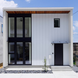 洗練されたスクエア型で、前面は白のガルバリウム鋼板とリビングの連窓が印象的な外観スタイル。