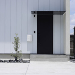 白の外壁にブラックの玄関扉がおしゃれ。シンボルツリーのグリーンがこらから元気に成長していくと、白の外壁にグリーンが綺麗に映え、アクセントになります。