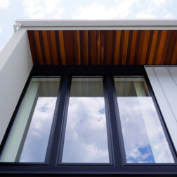 軒天材にはレッドシダーを貼りました。白のガルバリウムとブラックのサッシ枠、そして木目のレッドシダーがとてもおしゃれにまとまりました。