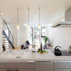 キッチンで家事をしているときの目線で。会話も弾みながら、楽しくお料理ができそう! キッチン前のペンダントライトがアクセントになっておしゃれです。