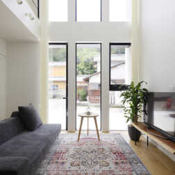 お家の特徴となる床から2階の天井まである連窓は、家中に光を取り込みます。大開口の吹抜けで、全館空調のシステムが大活躍し、家の中のどこにいても快適な空間となります。