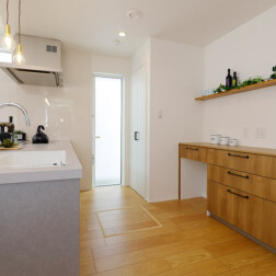 キッチンはパナソニックのラクシーナを採用。キッチンとカップボード間はゆったりとスペースをとりました。