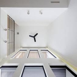 リビングに寝転んで、吹抜け部分を見上げたら、天井が高く開放的。