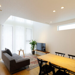 リビングのカーテンは天井から一体のバーチカルブラインドを採用。外からの視線も遮りながら、明るく広々とした空間を実現。