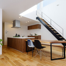 SELECT&ORDER「TRETTIO VALO」はキッチン横並びダイニングが特徴の1つ。大きな吹抜けにあるダイニングスペースは1階も2階もどの空間ともつながるお家の中心になります。