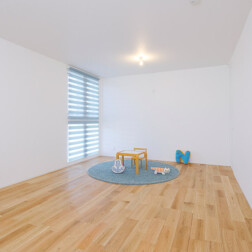 2階洋室(13帖)。将来の家族のスタイルにより、間仕切りをすることもできる仕様になっています。