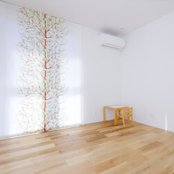 2階洋室(5.25帖)。寝室・子供室・ワークスペース。家族に合わせて活用できるスペースです。