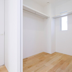 2階の2つの居室のあいだに設置されたWIC(2.5帖)。家族のものをすっきりと片付ける大容量の収納スペースです。