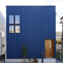 VALOの特徴の総二階で四角い箱。洗練されたシンプルな外観スタイルです。ネイビーのガルバリウム鋼板の外壁が印象的です。