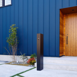 エントランスの木製サイディングが、外観に美しさをプラスします。