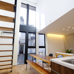 「VALO」の特徴の1つ「吹抜け連窓」から光を取り込み開放的で明るい空間をつくります。