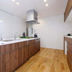 キッチンはLIXILノクト。大容量の収納スペースがあり、キッチンまわりもすっきり。アイランドキッチンは回遊できるのが魅力のレイアウトです。