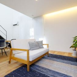 リビングからダイニングスペースの吹抜けへの開放感が魅力。間接照明がおしゃれに演出。