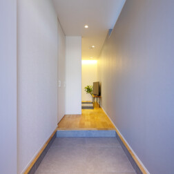 エントランスからの土間。正面はリビングへとつながります。間仕切りなくつながってはいるけれど、視界を遮り、プライベート空間を保たれるようプランしている。