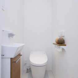 トイレ空間は、白を基調にシンプルにすっきりとした空間に。LIXILサティスを採用。