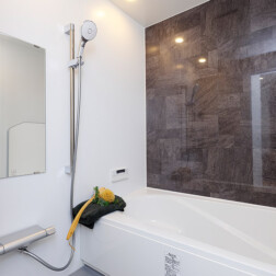 バスルームはLIXILリデア。アクセントパネルを組石グレーにすることで、シンプルに高級感のある空間になりました。