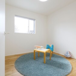 子ども部屋(4.5帖)。おふたりのお子様に、同じ間取りで隣同士に2つ作られました。