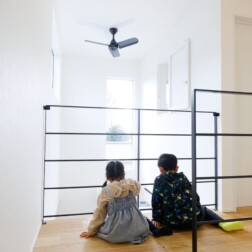 吹抜けの空間から。オープンな間取りは、全館空調換気システムを採用しているこちらのお家では適しています。お家の中で空気がまわり、どこにいても快適な空間になります。