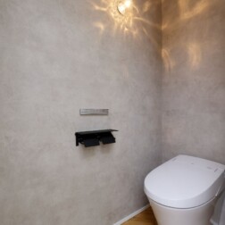 トイレはLIXILサティスを採用。コンクリート調のクロスと奥様こだわりの照明がお洒落!
