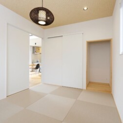 LDKに隣接した和室空間(6帖)。縁なし琉球畳の灰桜(DAIKEN)を採用。ピンクグレーなお色が居心地のよい空間をつくります。