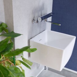水槽のお手入れをするにあたり土間に水栓は必須でした。
多目的に活用できるサンワカンパニーのスロップシンクを採用しました。シンプルでスクエアなデザインは、玄関土間のアクセントにもなっています。