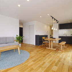 20.25帖の広々としたLDK。奥様のこだわりのキッチンスペースは、作業動線がよいとい
われるL型キッチンを採用。ダイニングスペースとの距離感もよく、家族の様子を感じながら
家事ができます。