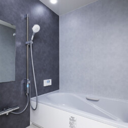 1日の疲れをとる浴室。グレー調でまとめ、落ち着いた空間をつくりました。