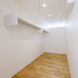 納戸のスペースは、ランドリールームとしても活用。5帖も空間があるので、広々と使え
ます。