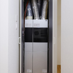 全館空調システム「エコエアFine」を採用しました。この1台で家の中のどこにいても、
快適な空間をつくりあげる理想的な空間ができました。