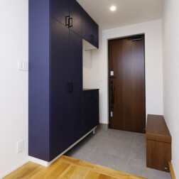 玄関には、腰をおろせるシートカウンターを設置しました。 靴の脱ぎ履きに大活躍します。