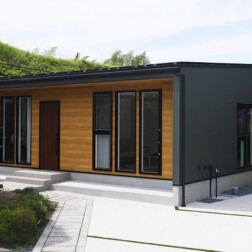 グリーンのガルバリウム鋼板と木目のサイディングがおしゃれ。洗練された外観ですが、
近隣にも馴染むよう考えられました。