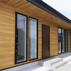 木目のサイディングに大きな窓と黒のサッシがアクセントとなりました。