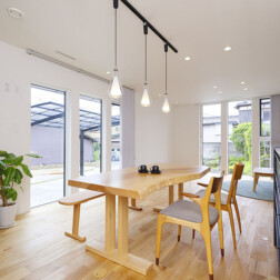 南面と東面に3連窓が設置されており、LDKは光が差し込み明るい空間となりました。