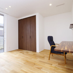 ご主人は、地域で様々な活動をされています。作業をするカウンターや人が出入りしやすいよう、玄関入ってすぐの場所に部屋を設けました。