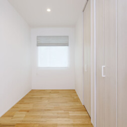 家族全員のプライベート空間を確保するため、4帖の洋室を3部屋つくりました。