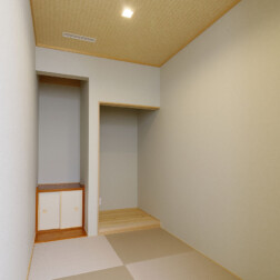 限られたスペースでつくられた和室空間。趣のある落ち着いた空間になりました。