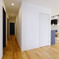 お家の真ん中にファミリークローゼットを設置し、リビング・個室・水廻りスペースを回遊できる間取りになっています。