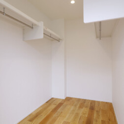 家の中心にファミリークローゼットを設置。3帖のスペースは、家族共有の物をすっきりと収める事ができる空間になっています。