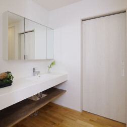 洗面スペースは、脱衣スペースと分けた独立型。アイカのスタイリッシュカウンターを採用
し、すっきりとしたおしゃれなスペースになっています。