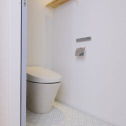 リクシルサティスSを採用。トイレ空間はさわやかなインテリアでまとめました。