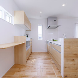 キッチンはPanasonicのラクシーナを採用。カップボードの横に作業カウンターを取り付けました。とても便利に活用できそうですね。