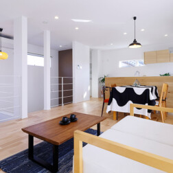 階段を上がってきた1階との空間に壁はつくらず開放感のある空間にしました。リビングから1段下がった場所にスキップフロアをつくり、家事をしながらそこで過ごすお子様の様子も伺えます。