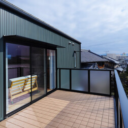 リビングからつながるバルコニースペース(LIXILビューステージHスタイル)は、ご家族やご友人と過ごせる空間にしたいと、家づくりのご希望の1つでした。