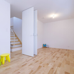 1階の居室は将来間仕切りをすることも可能なように、対面でつくりました。
ハイドアで空間が広く感じます。