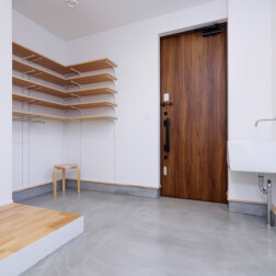 エントランスは広々としたスペース(5帖)アウトドア用品や自転車も持ち込むことができ、土間にはスロップシンクも設置したので、お手入れも楽々です。