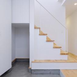 階段下のスペースも収納として活用します。